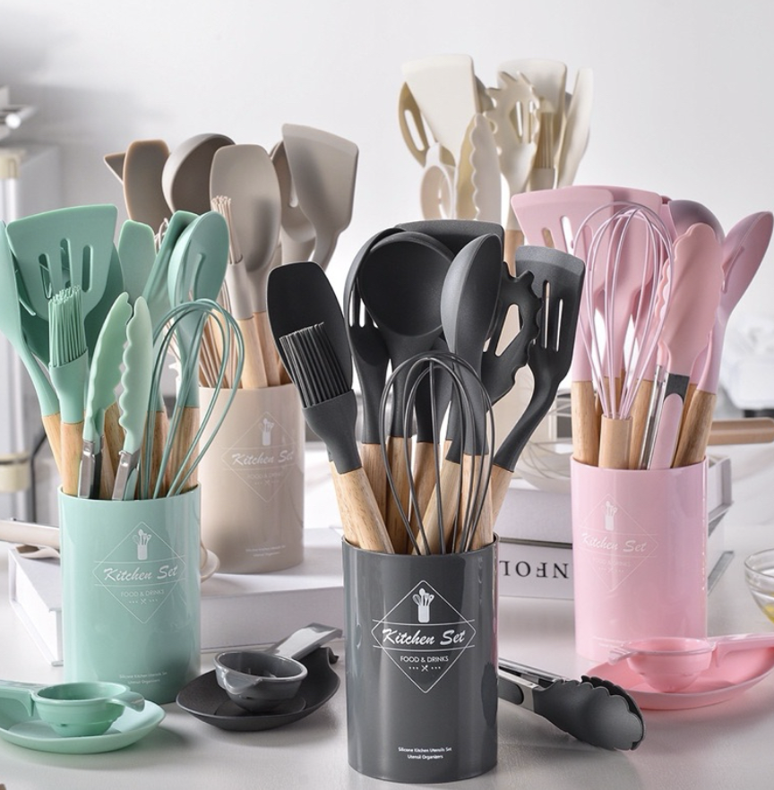 Jogo de Utensílios de Cozinha Silicone Premium Completo com Cabo de Madeira + Suporte – Kit Antiaderente Resistente ao Calor, Design Moderno e Durável